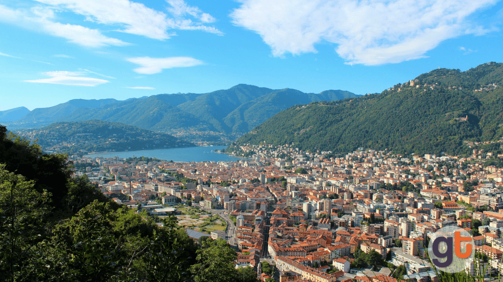 Вид на город Комо, озеро Комо (Италия)