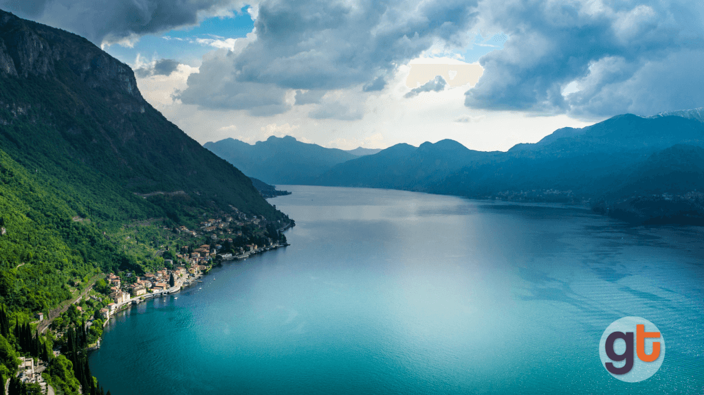 Поднимаясь по горной тропе, озеро Комо (Италия)