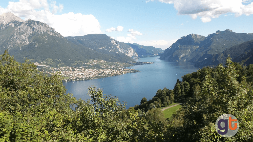 Идя по горному маршруту, озеро Комо (Италия)